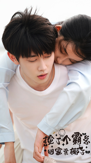 【捡了个霸总回家卖椰子】70集短剧免费在线品