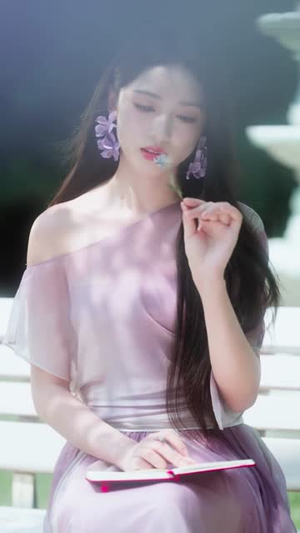 【鸢尾盛开时恋她成瘾】20集免费短剧全集线上观